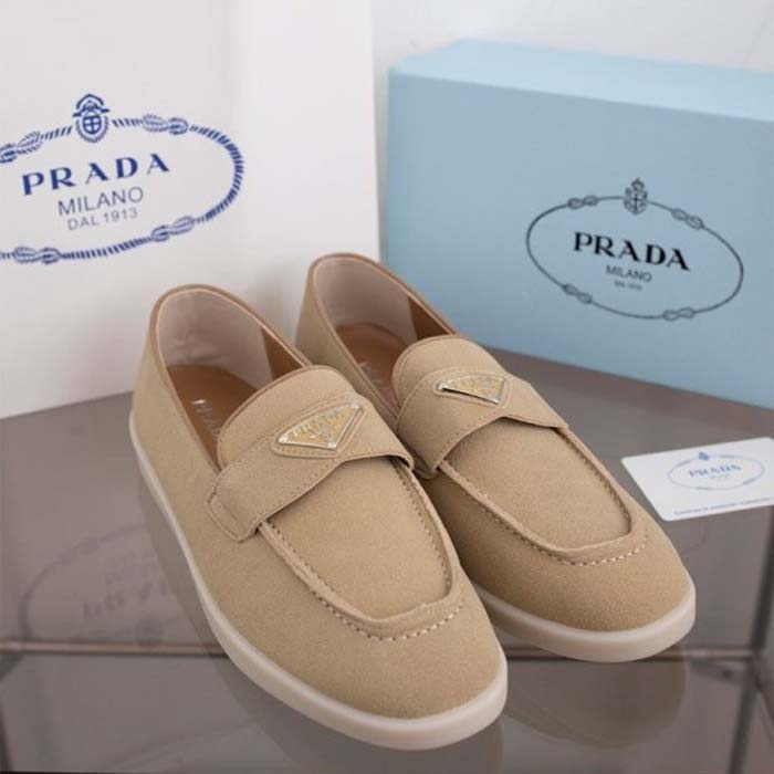 프라다 트라이앵글 로고 스웨이드 로퍼 브라운