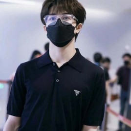 25년 프라다 자수로고 피케 니트 반팔