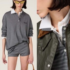 25년 미우미우 로고 스트라이프 그레이 폴로 셔츠