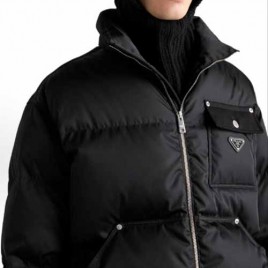 25년 프라다 삼각로고 리나일론 다운 블랙 패딩 1022