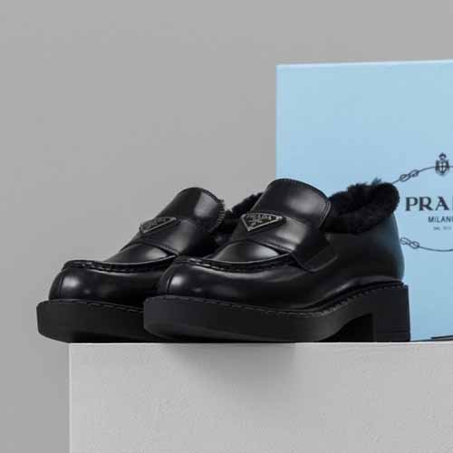 프라다 로고 브러쉬드 레더 로퍼 블랙 퍼 시어링