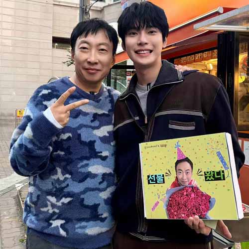 25년 미우미우 울 앤 레더 지퍼 가디건 블루 코코아 집업 1214