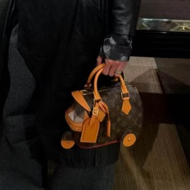 26ss 루이비통 릭샤 웨어러블 월릿 백 0417